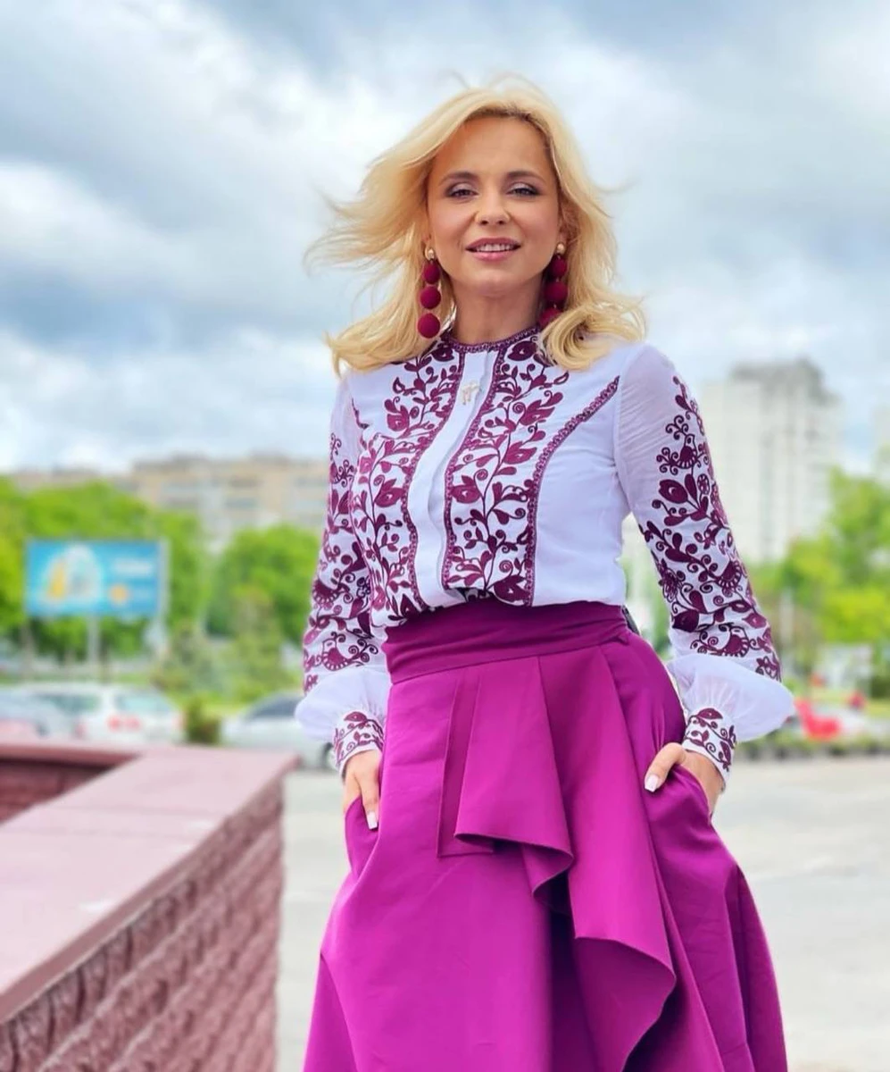 Лілія Ребрик у біло-рожевому луці