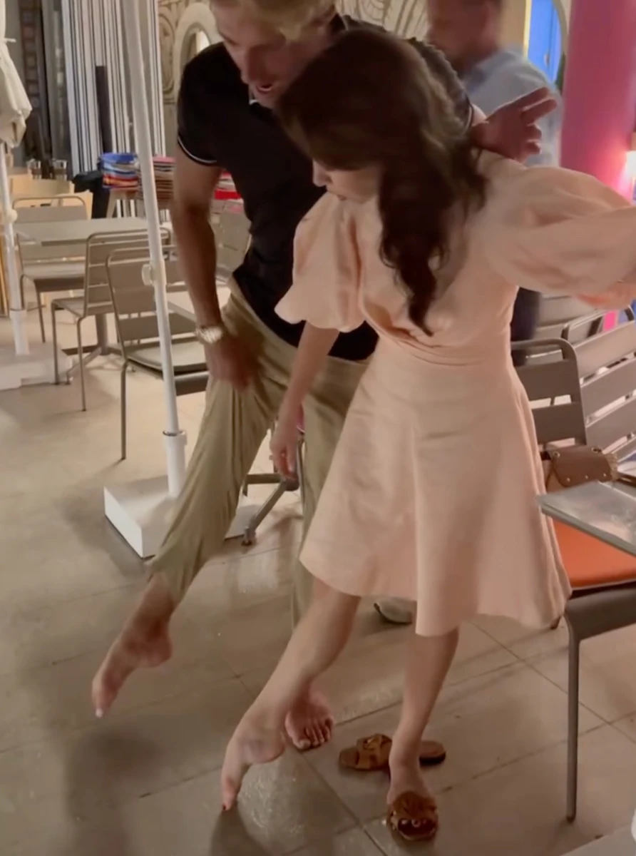 Катерина Кухар у милій сукні показала, як вчила людей балету