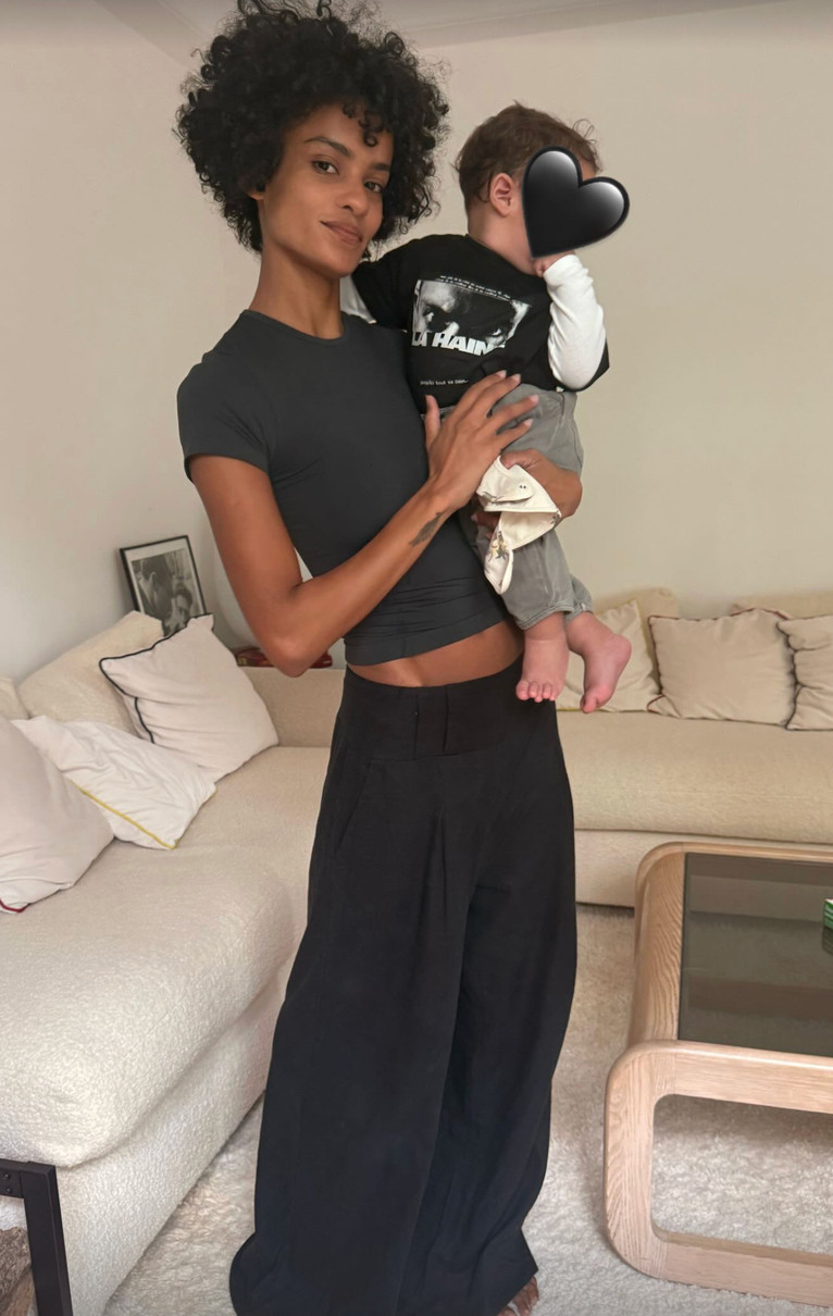 Кохана Касселя показалася з їхнім маленьким сином на руках