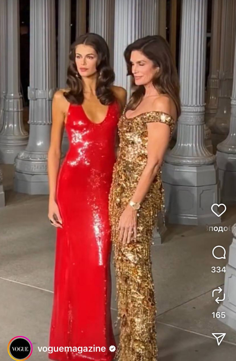 Кая Гербер зі своєю мамою на червоній доріжці