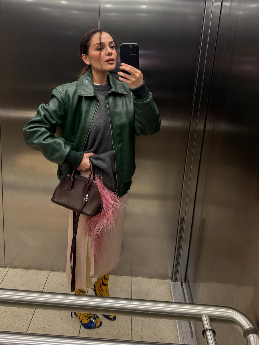 Стилістка робить селфі в ліфті у різноколірному образі