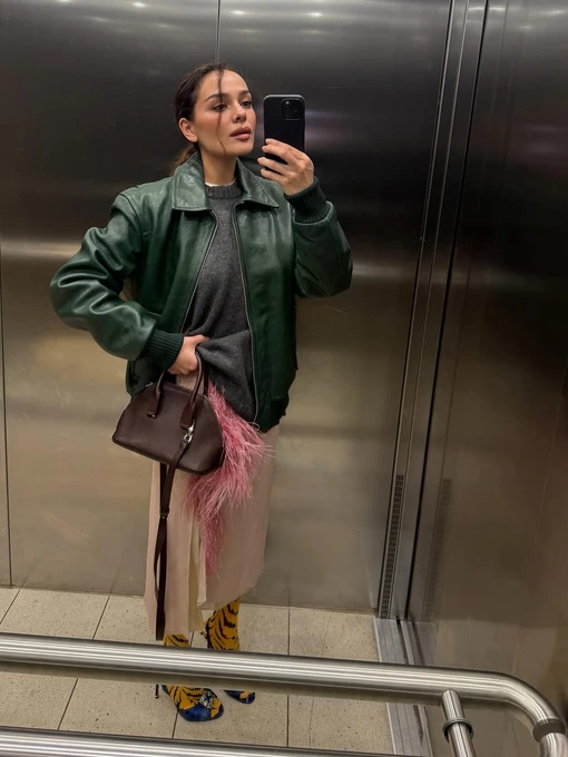 Стилістка робить селфі в ліфті у різноколірному образі