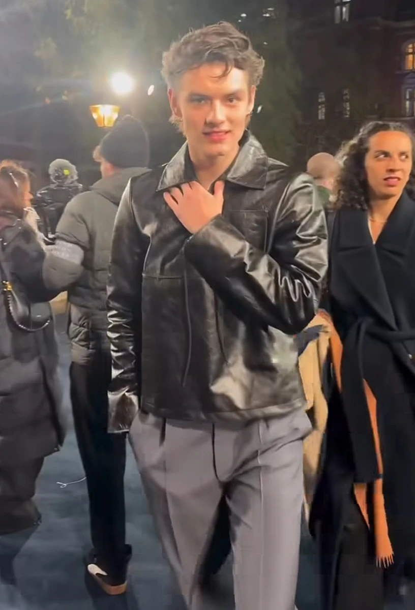 Актор Луїс Партрідж попозував на British Fashion Awards