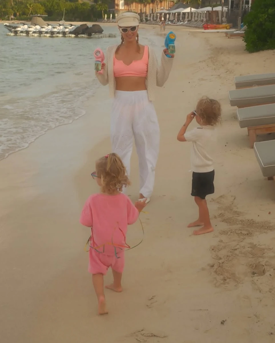 Періс Хілтон у топі погралася з дітками на пляжі