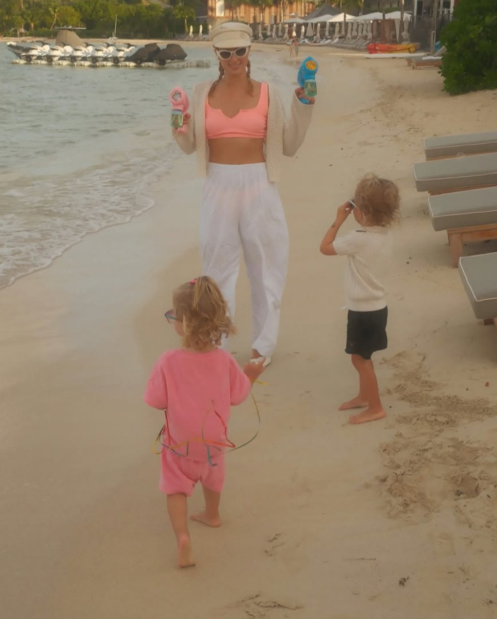 Періс Хілтон у топі погралася з дітками на пляжі