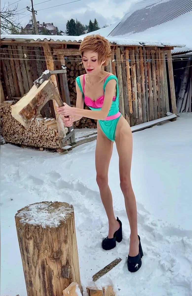 Олена-Христина Лебідь показалася з сокирою у купальнику