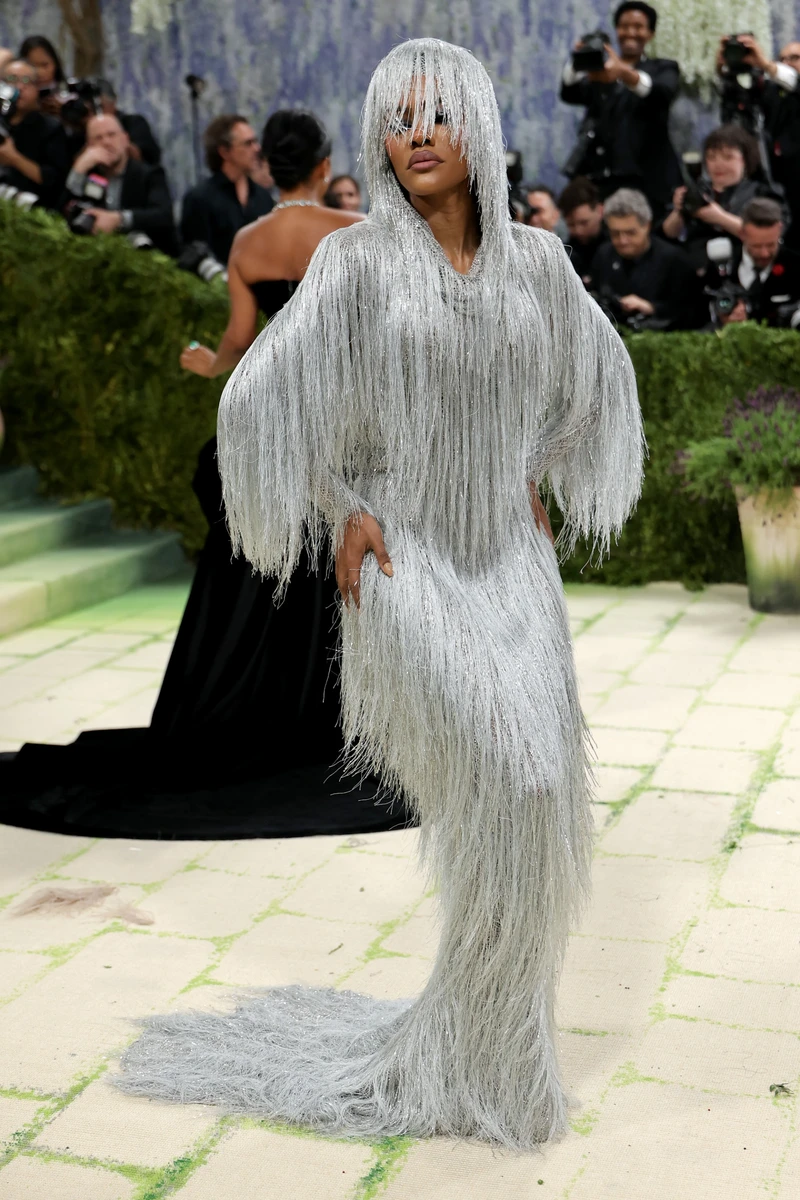 Теяна Тейлор у срібній бахромі на Met Gala 2026
