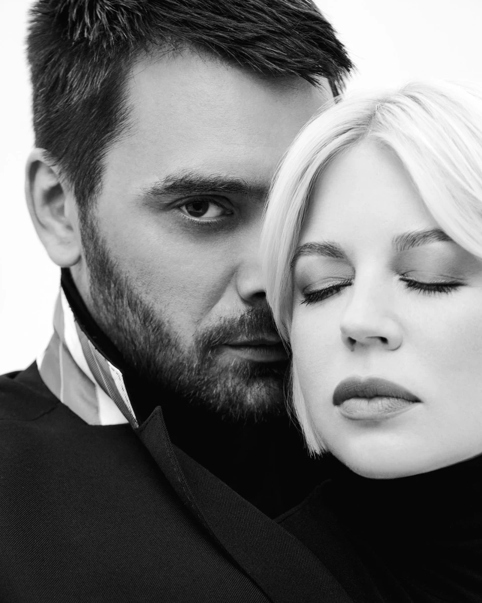 Артистка також зауважило, що ці фотографії реалістично відображають їхній союз сьогодні, а також всі події і виклики, на які їм довелося відповісти за останні 15 років