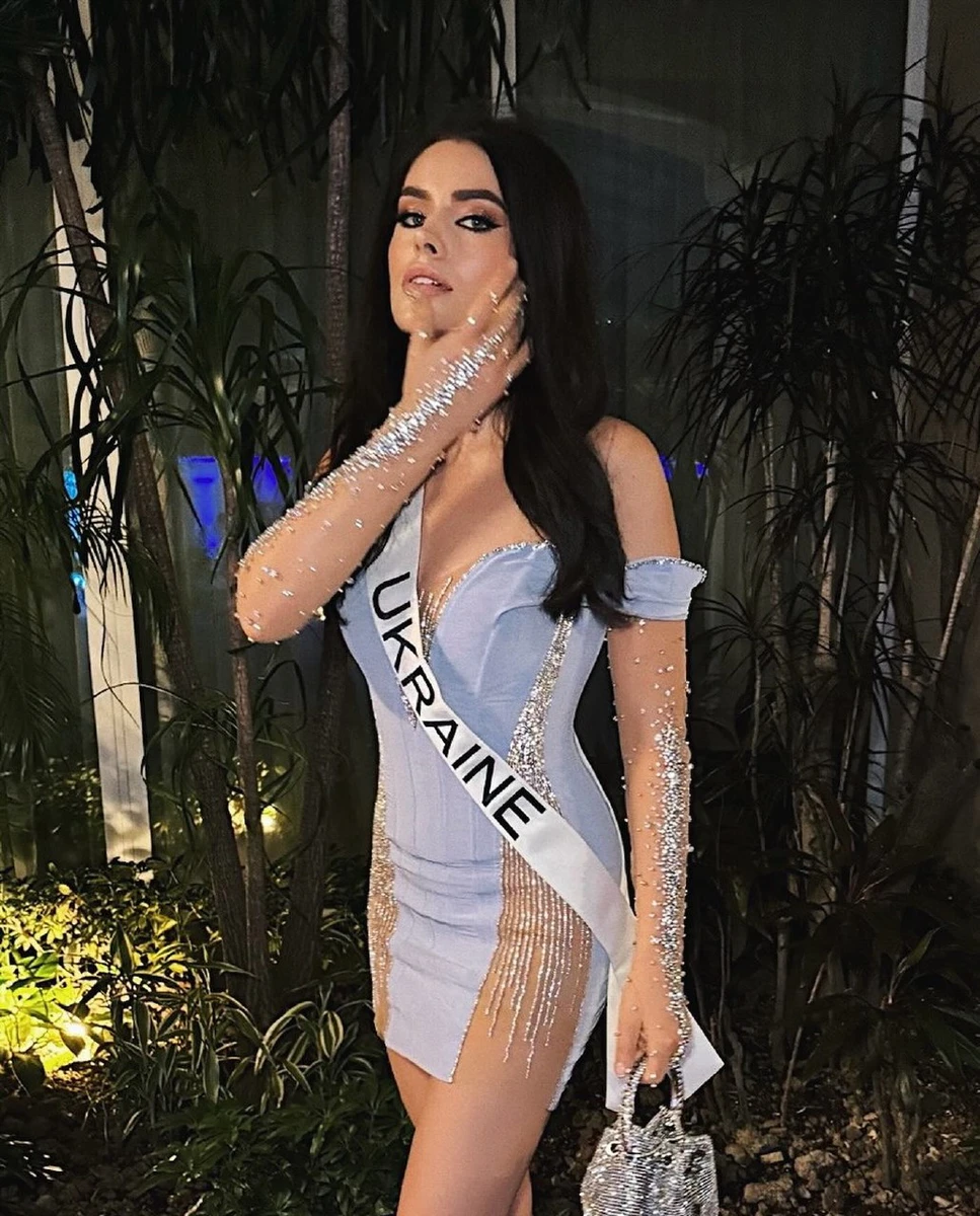 Ангеліна в блискучому міні від Фролова