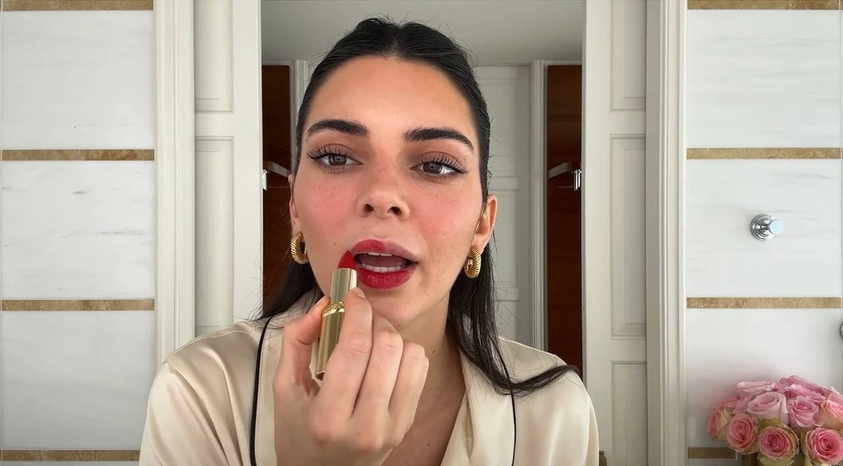 Модель не контурує вуста олівцем, а викорстивує лише помаду або блиск