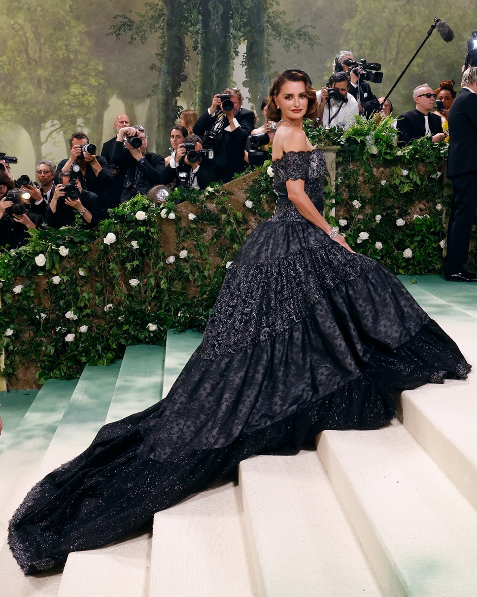 Шлейфи цього року користуються популярністю на Met Gala. Пенелопа Крус та її кастомний образ від Chanel – ще один доказ цього