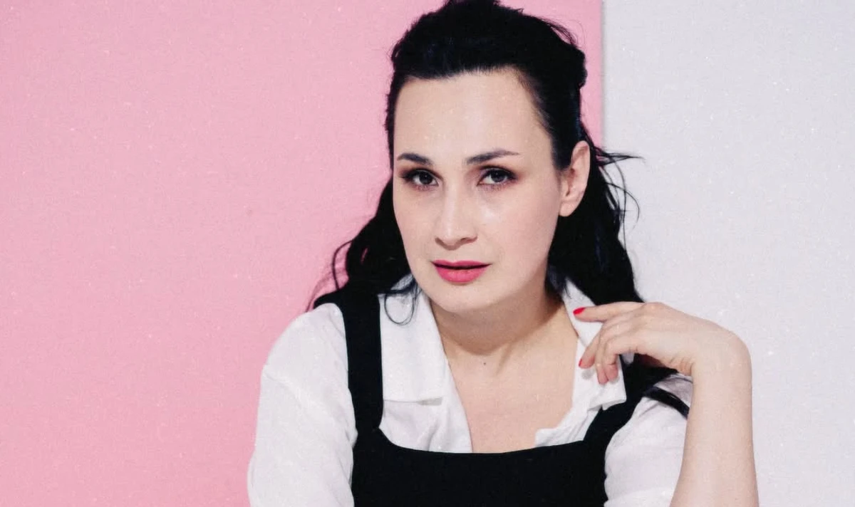 Саша Кольцова позує для фото