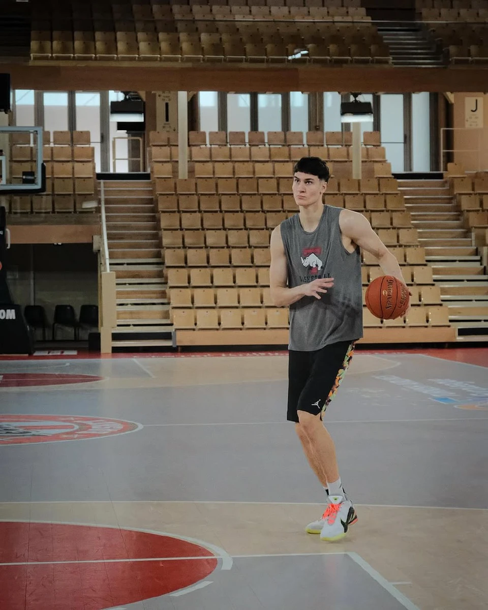 Максим Кличко показався за баскетболом