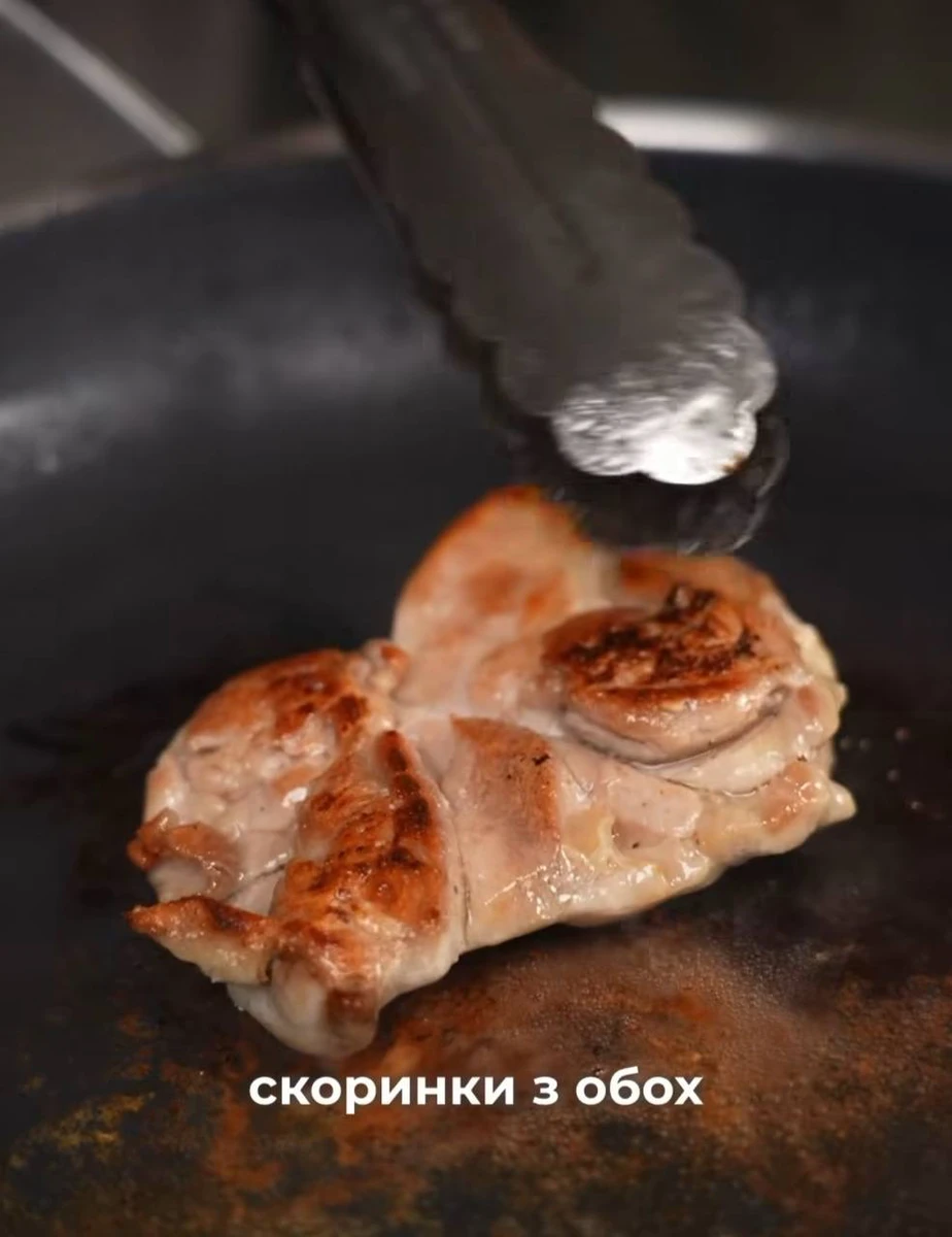 Смажимо на пательні до золотавої скоринки попередньо замочене в сольовому розчині куряче стегно. Стегно замочували в воді з сіллю та цукром бажано на всю ніч. Посмажили, нарізали на шматки, - пояснив кухар