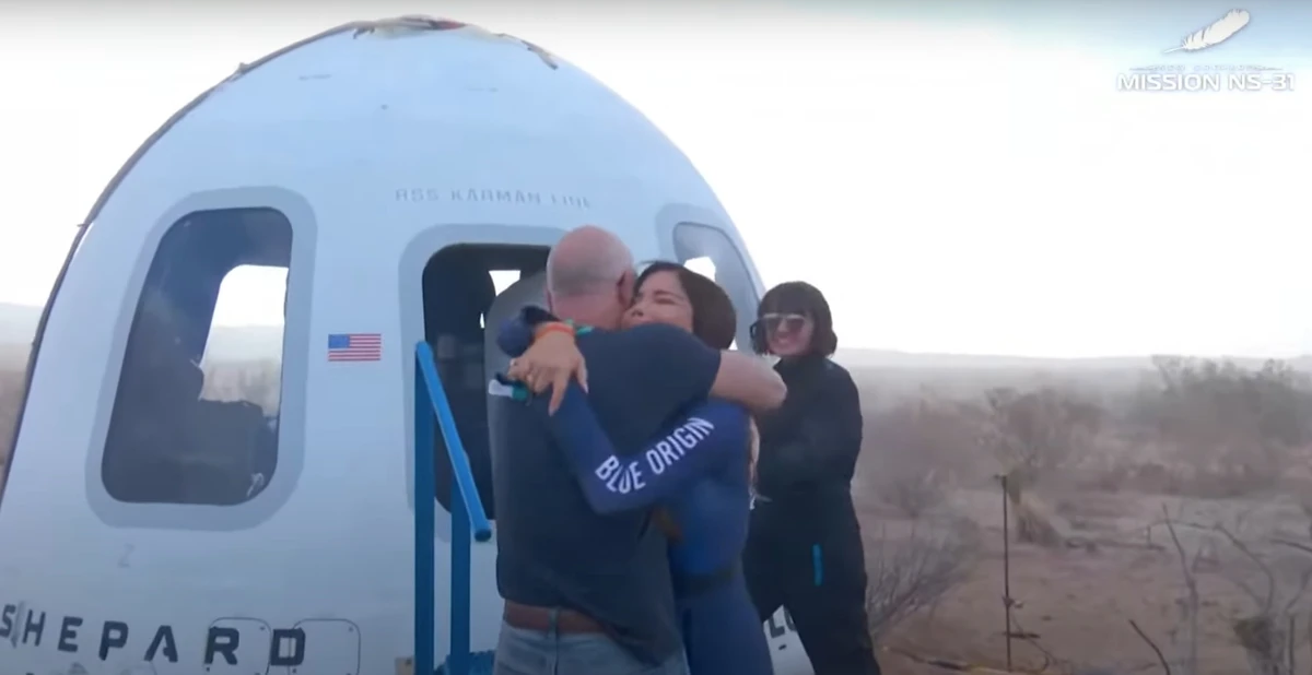 Джефф Безос обійняв кохану Лорен Санчес після польоту в космос