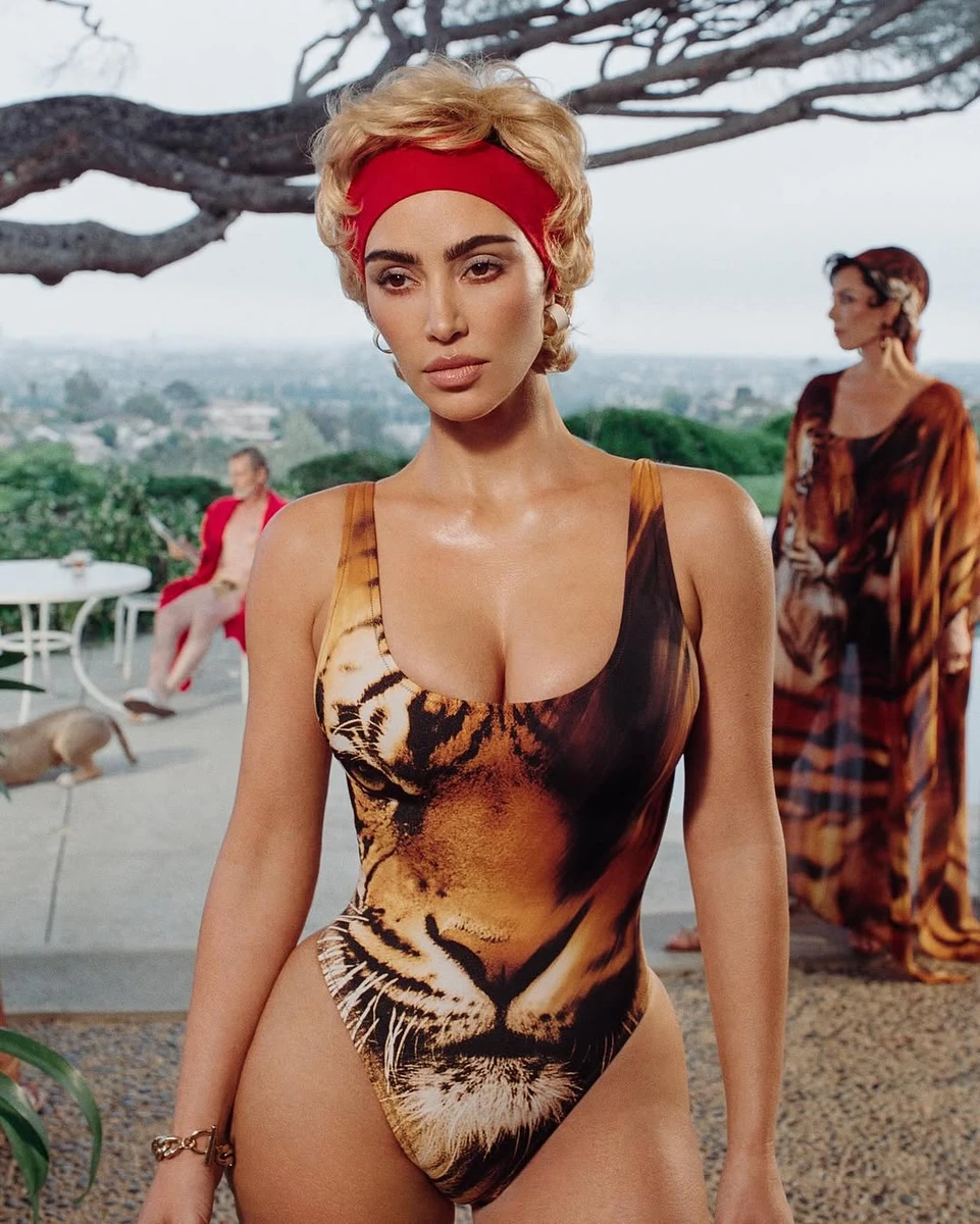 Кім Кардашян попозувала з перукою та купальнику з принтом