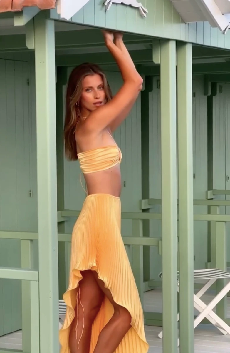 Онука Ротару показала стегна у жовтій спідничці з розрізом