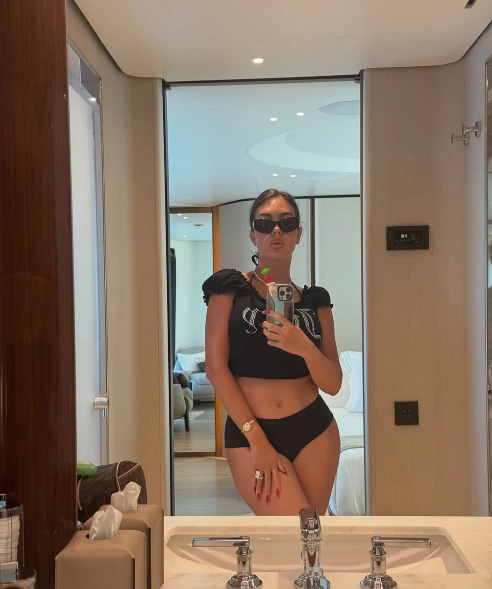 Наречена Роналду у трусиках похвалилася талією і ніжками