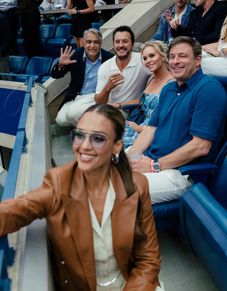 Джессіка Альба з родиною і коханим розважилася на тенісному матчі