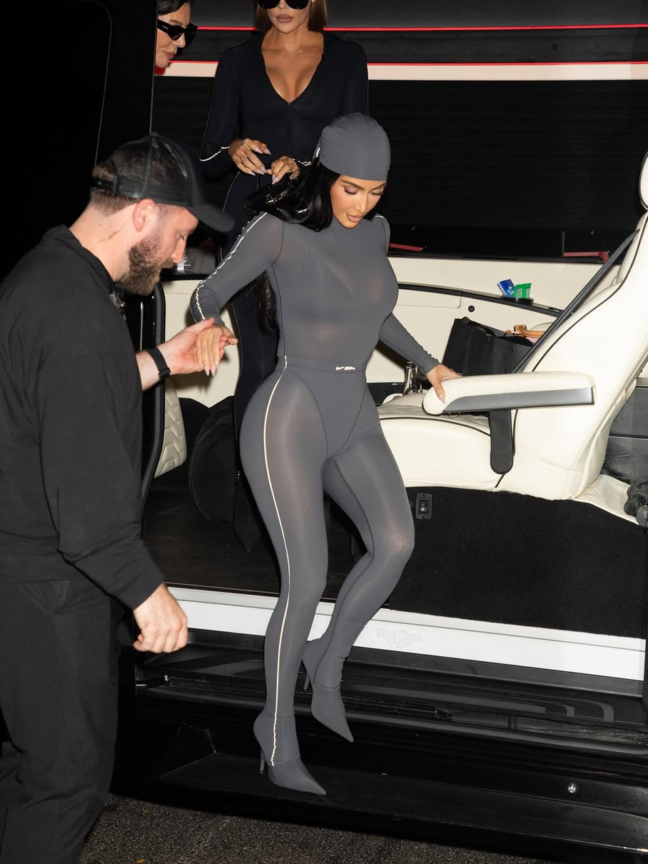 Кім Кардашян похвалилася стегнами у прозорому луці