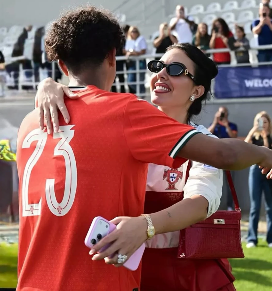 Наречена Роналду замилувала обіймами з їхнім сном після його матчу