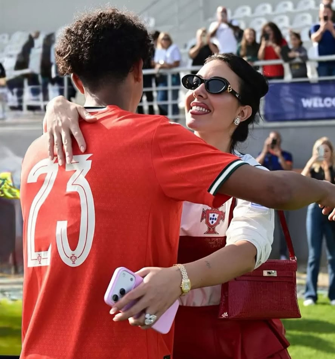 Наречена Роналду замилувала обіймами з їхнім сном після його матчу