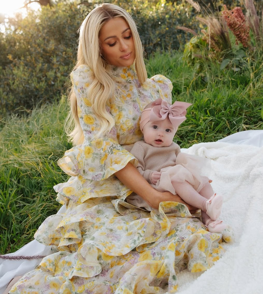 Періс Хілтон замилувала фото з дочкою на травичці