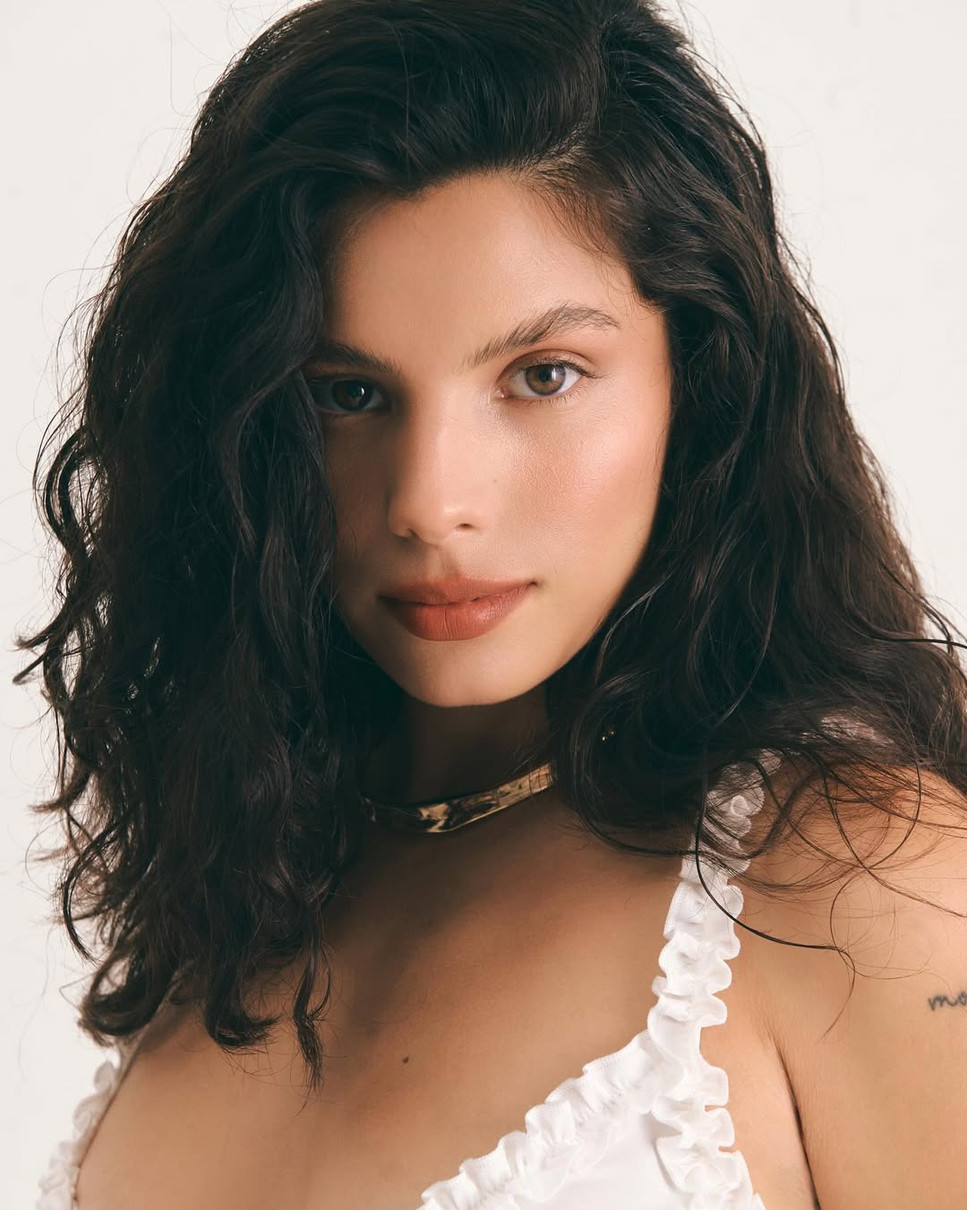 Мішель Андраде наробила ефектних фото у декольтованій сукні