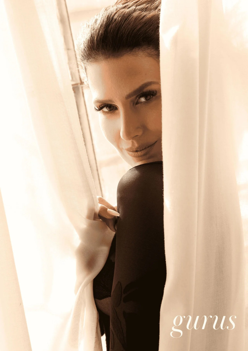 Хіларія Болдуїн зазнімкувалася біля штор для журналу