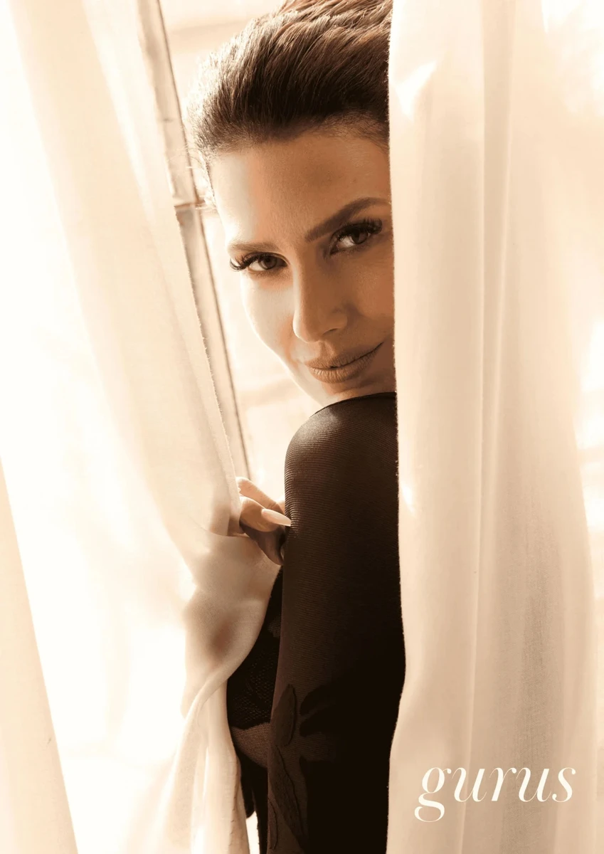 Хіларія Болдуїн зазнімкувалася біля штор для журналу