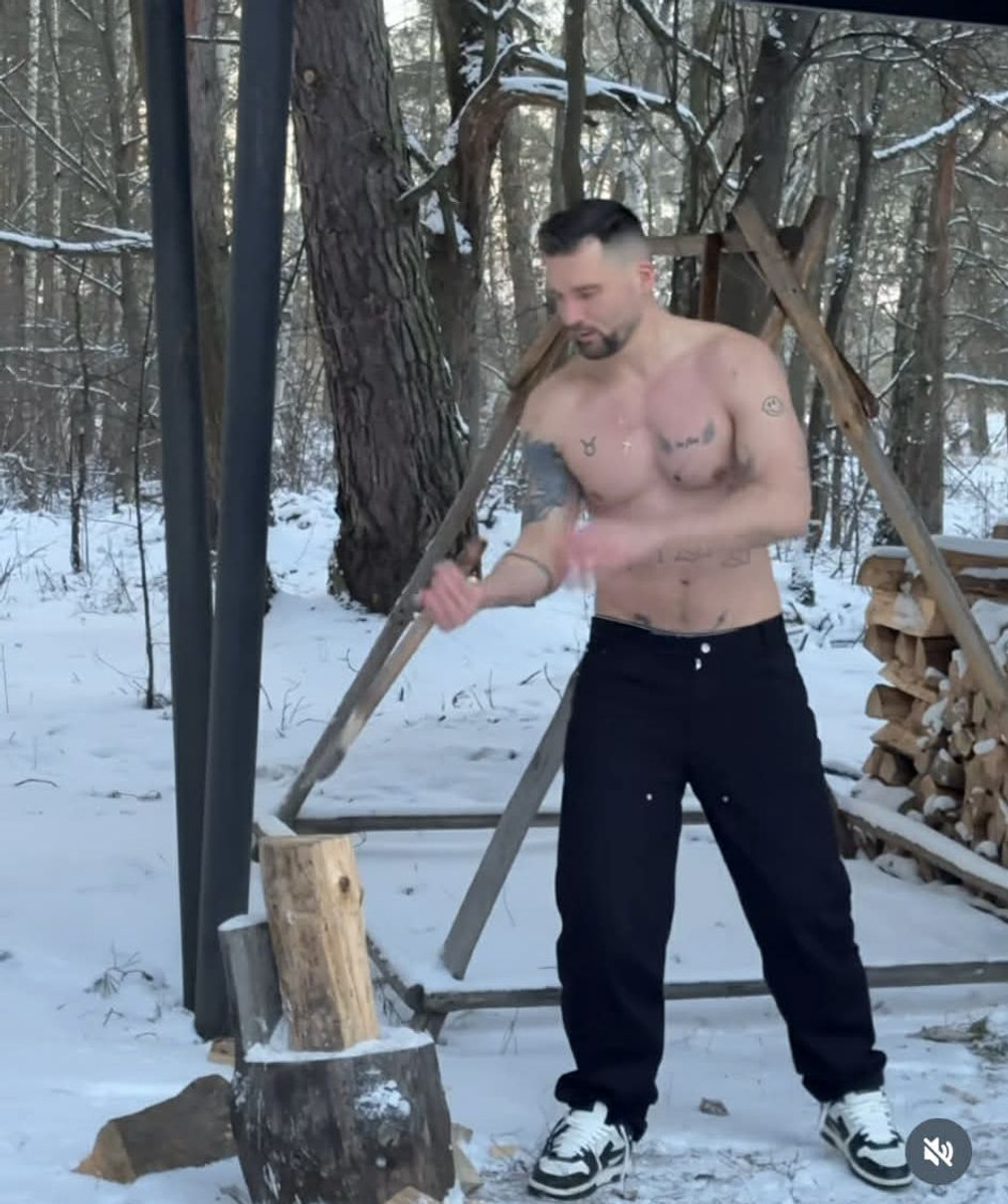 Бойфренд Наталки посвітив татуйований торсом на тлі снігу