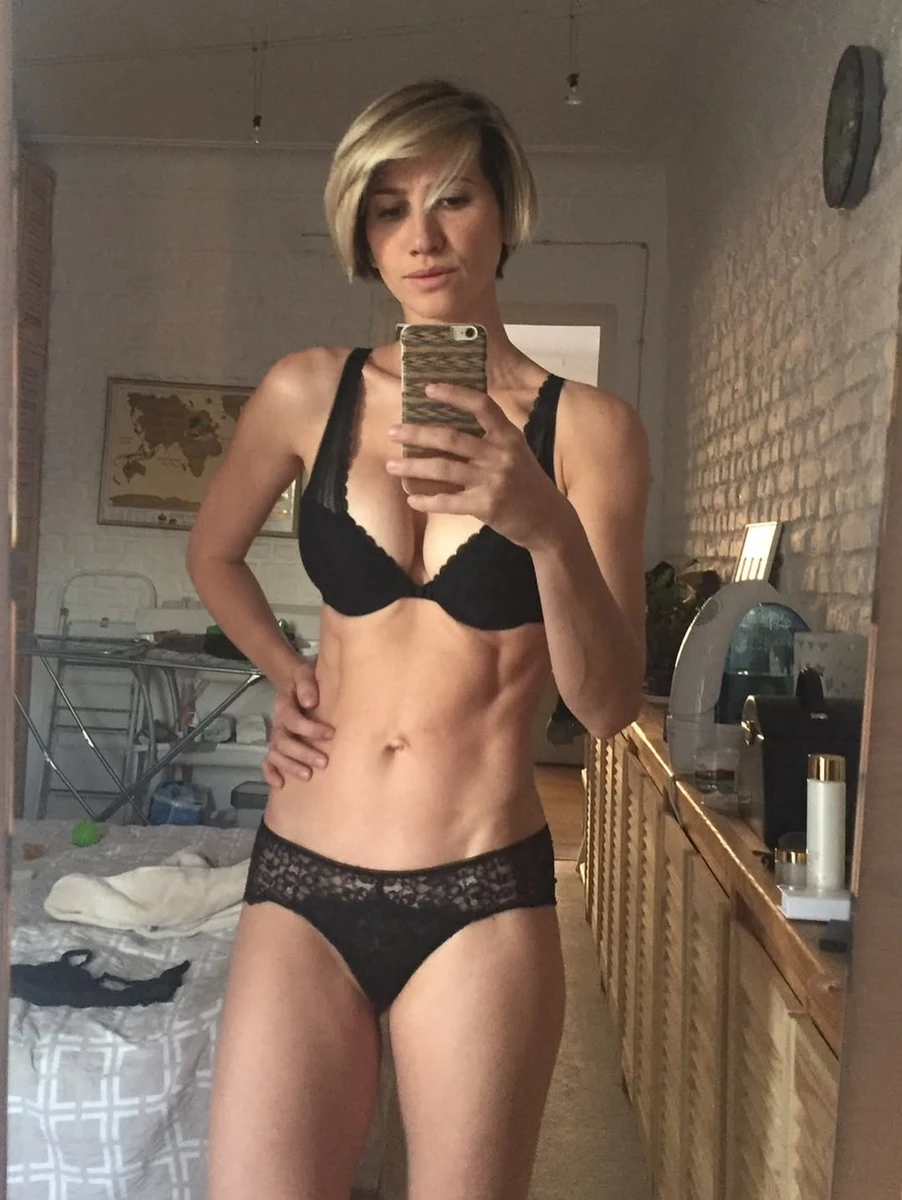 Аніта Луценко у ліфчику і трусах похвалилася спортивними формами