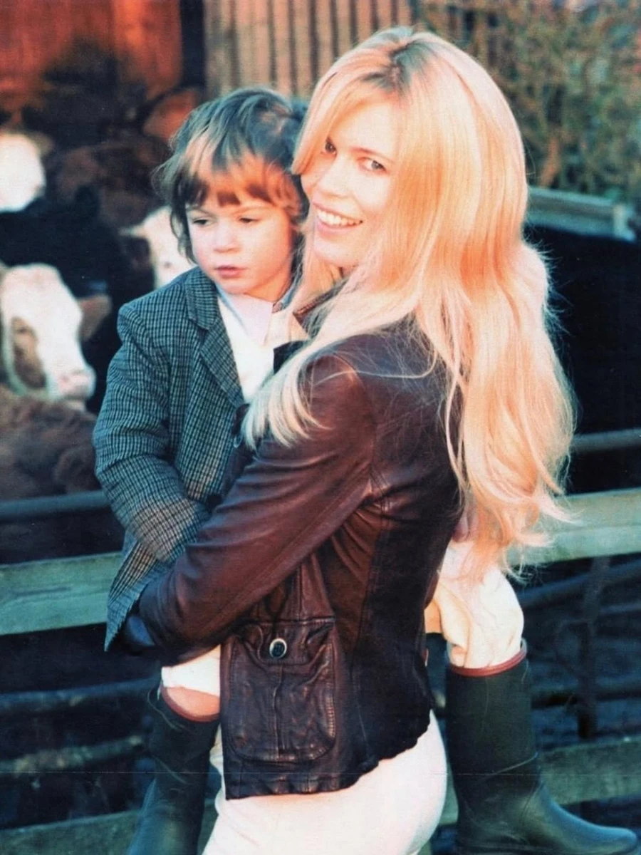 Клаудія Шиффер тепло звернулася до сина та показала милі фото на його 23-річчя