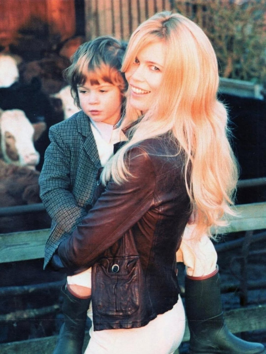 Клаудія Шиффер тепло звернулася до сина та показала милі фото на його 23-річчя