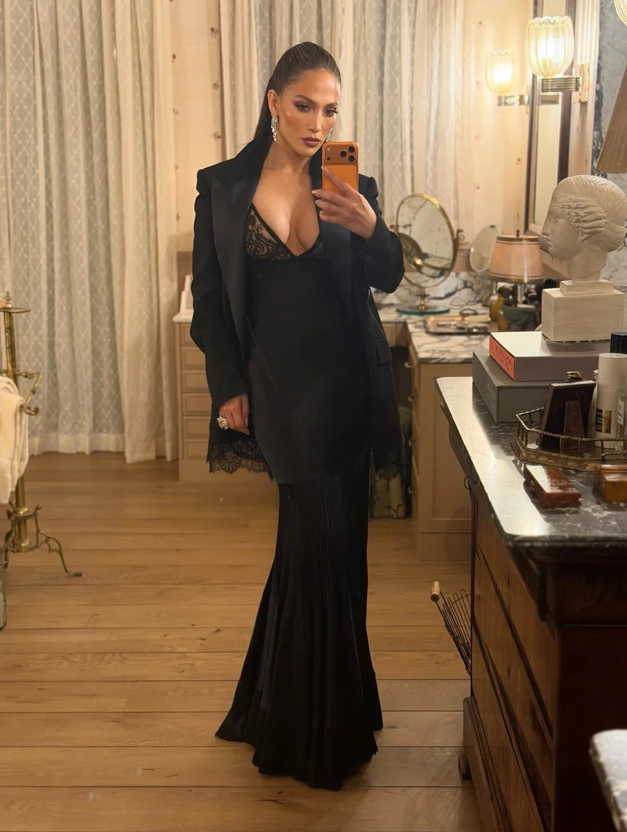 Дженніфер Лопес заселфилася у стриманому образі