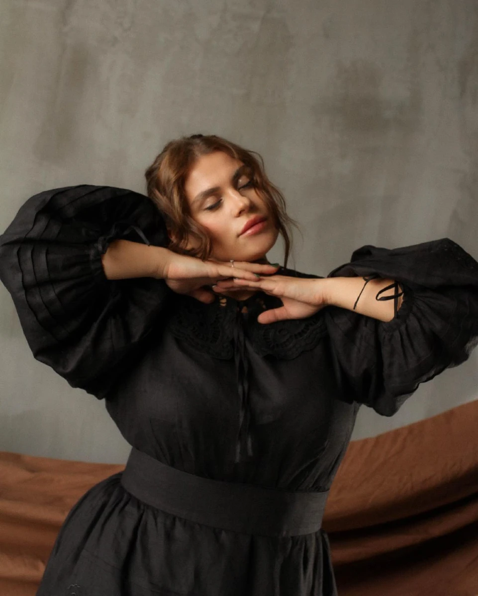 Олександра у сукні від українського бренду EmbroideredGem