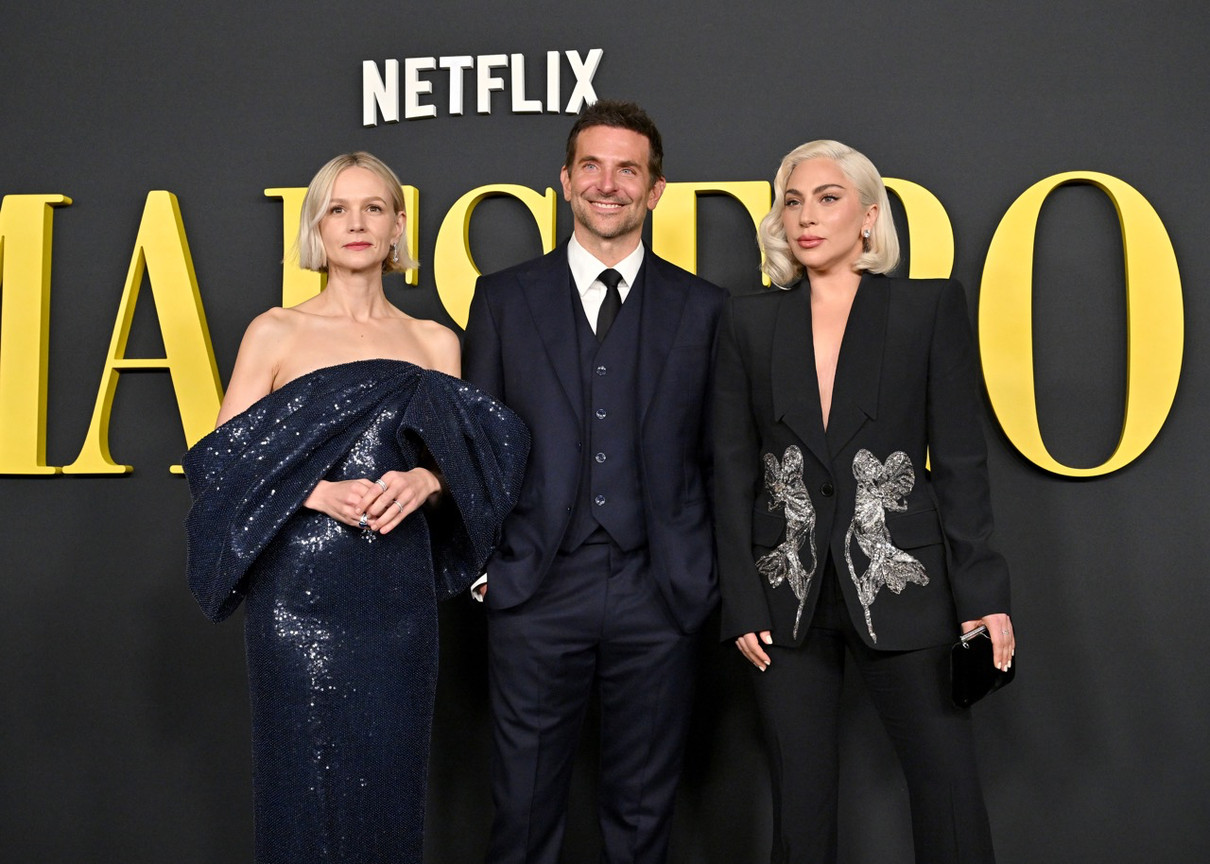 Lady Gaga прийшла підтримати Купера на його прем'єрі. Також на фото позує колега Бредлі по фільму, актриса Кері Мілліган