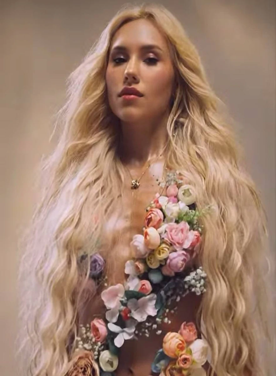 Спеціально для зйомки Даші зробили сукню з квітів