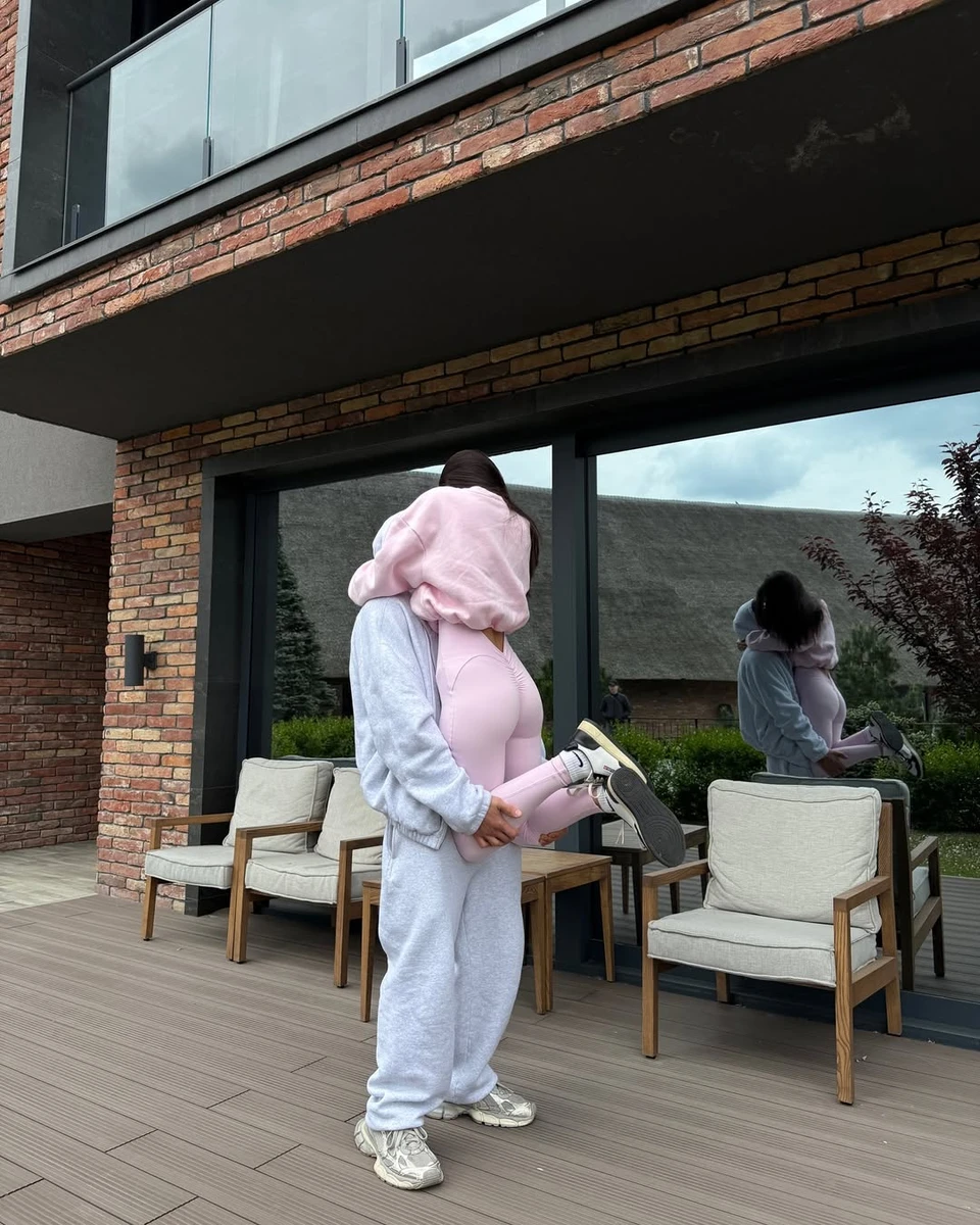 Таня Парфільєва в обтислому луці застрибнула на руки до коханого