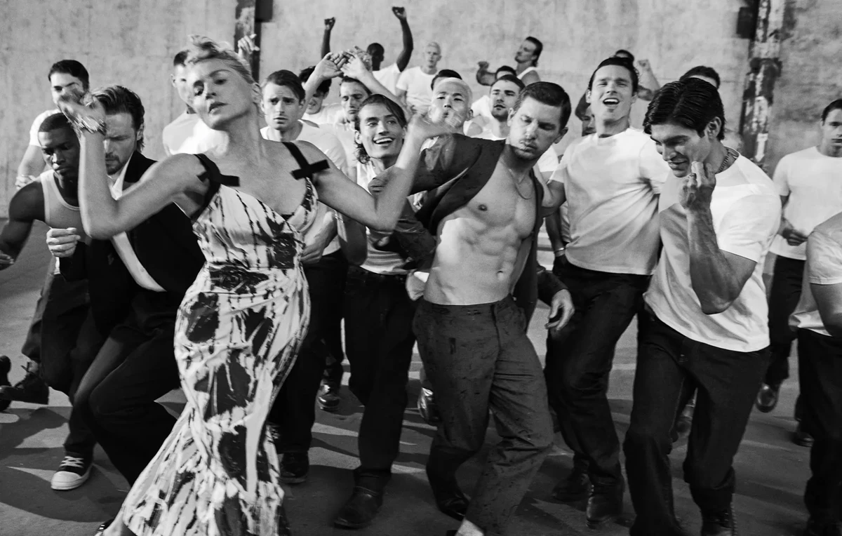 Шерон Стоун у квітковому луці попозувала біля оголених чоловіків