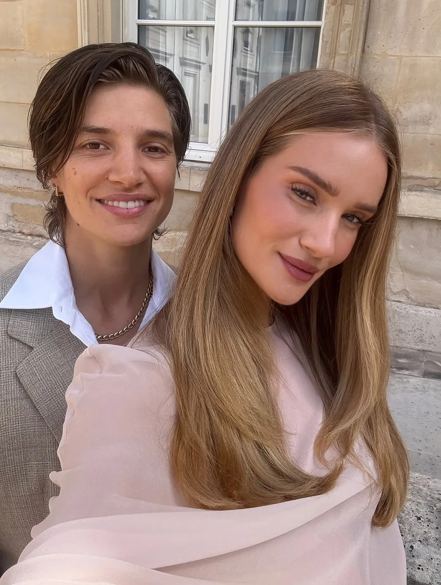 Наречена Стейтема у ніжній сукні попозувала з молодшою сестрою