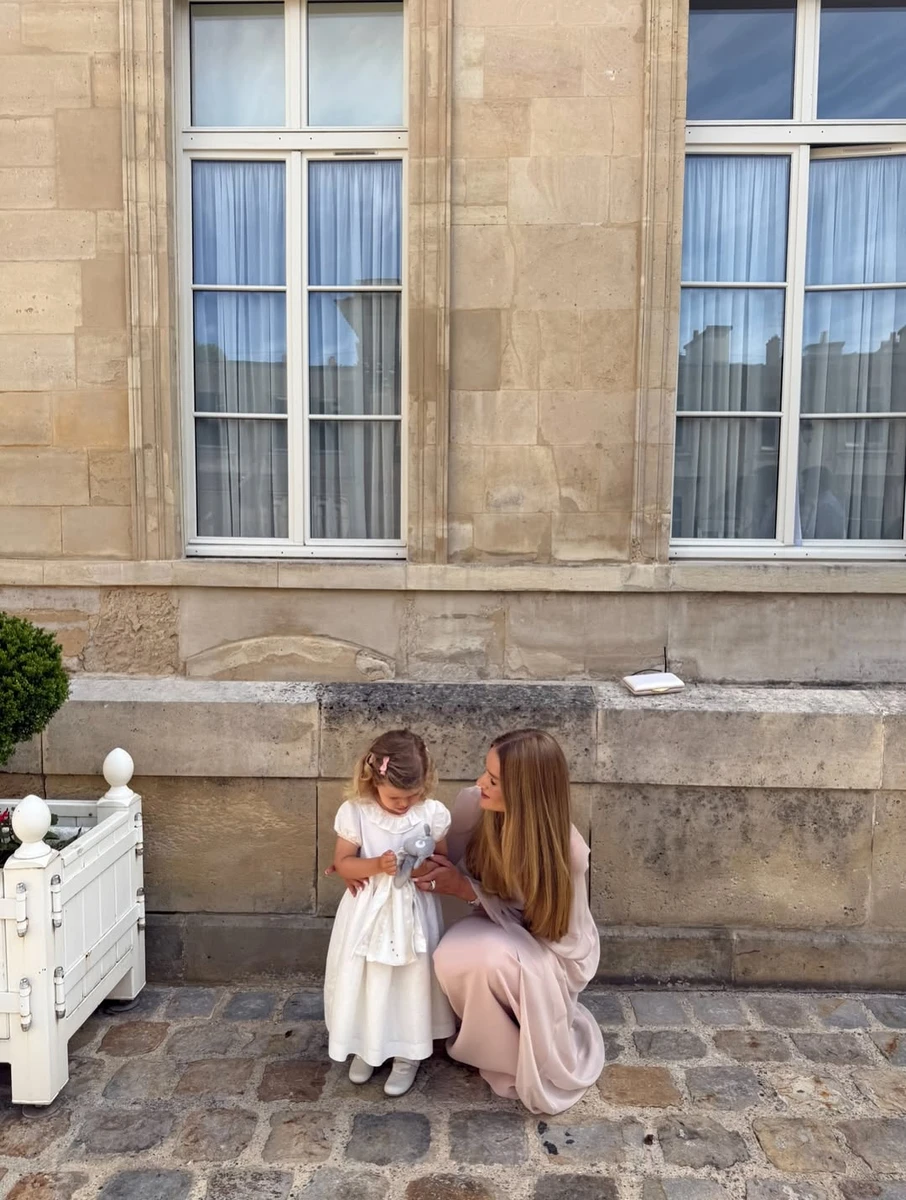 Наречена Стейтема попозувала з їхньою дочкою на весіллі брата