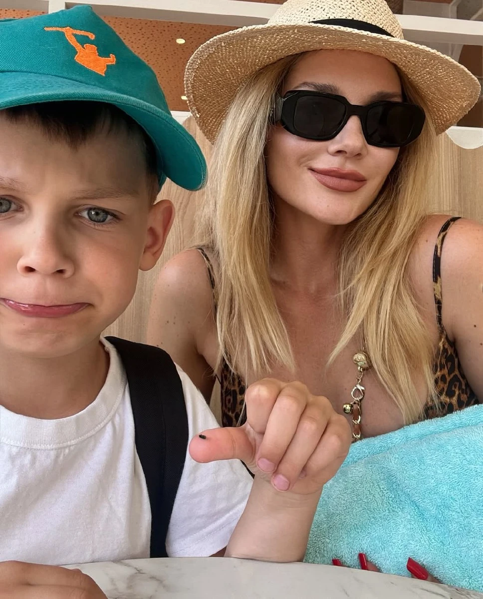 Романова з сином