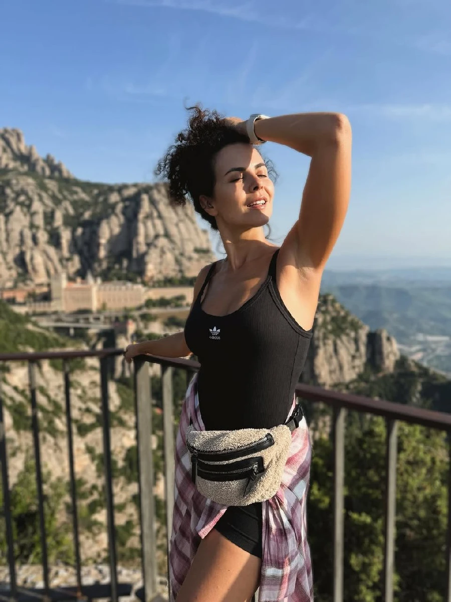 Каменських у спортивному на тлі гір