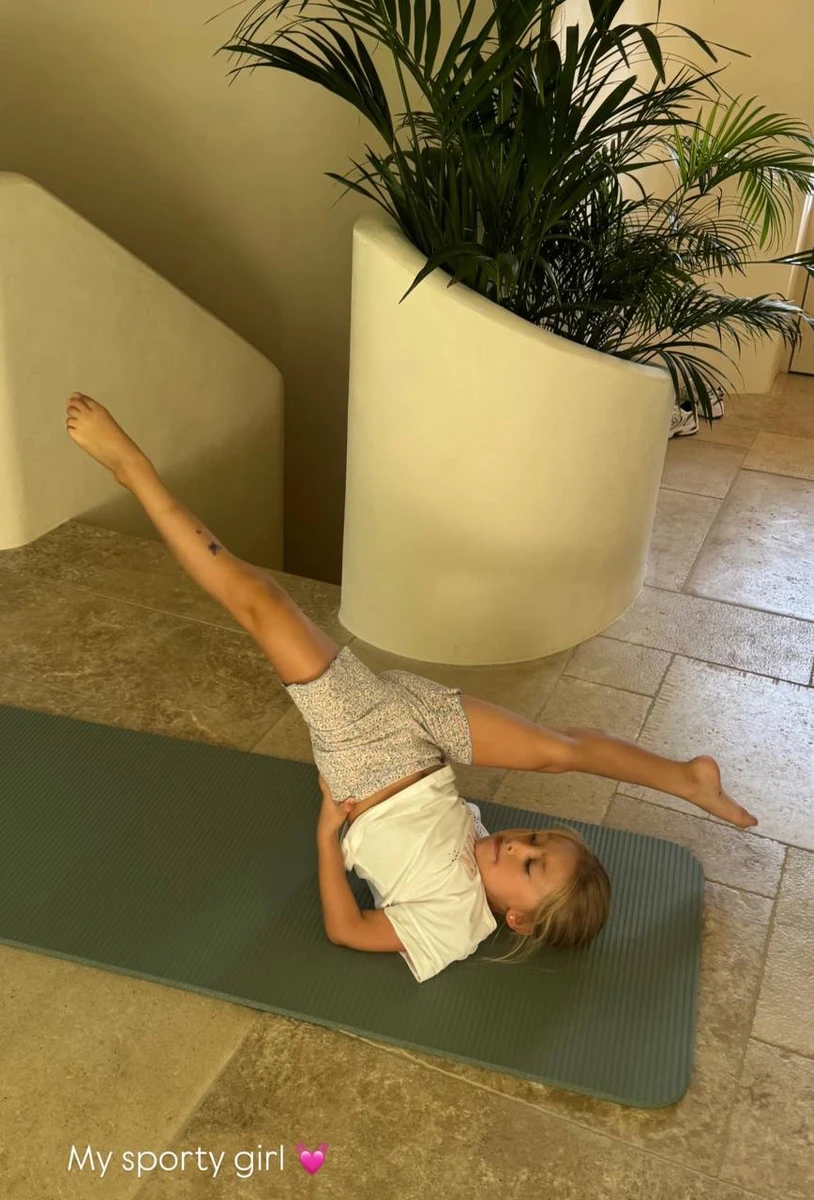 І вміє навіть робити шпагат у повітрі