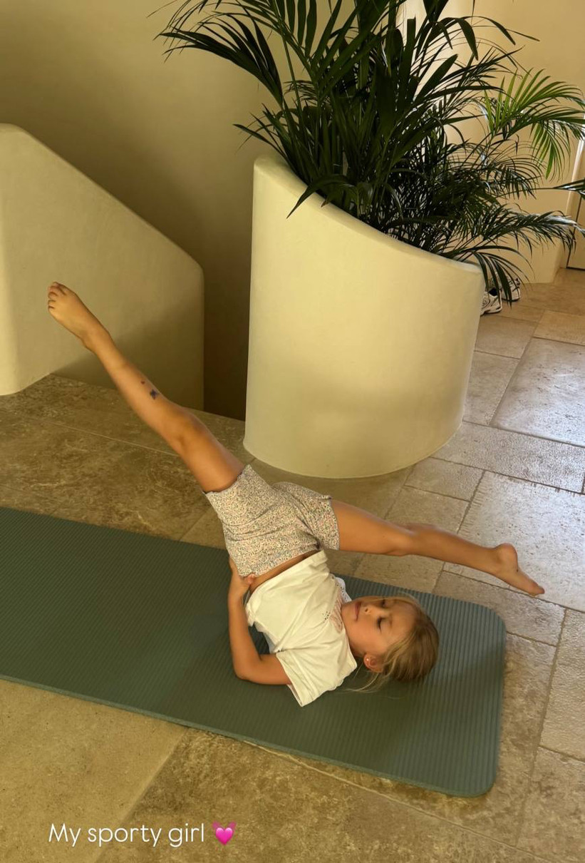 І вміє навіть робити шпагат у повітрі