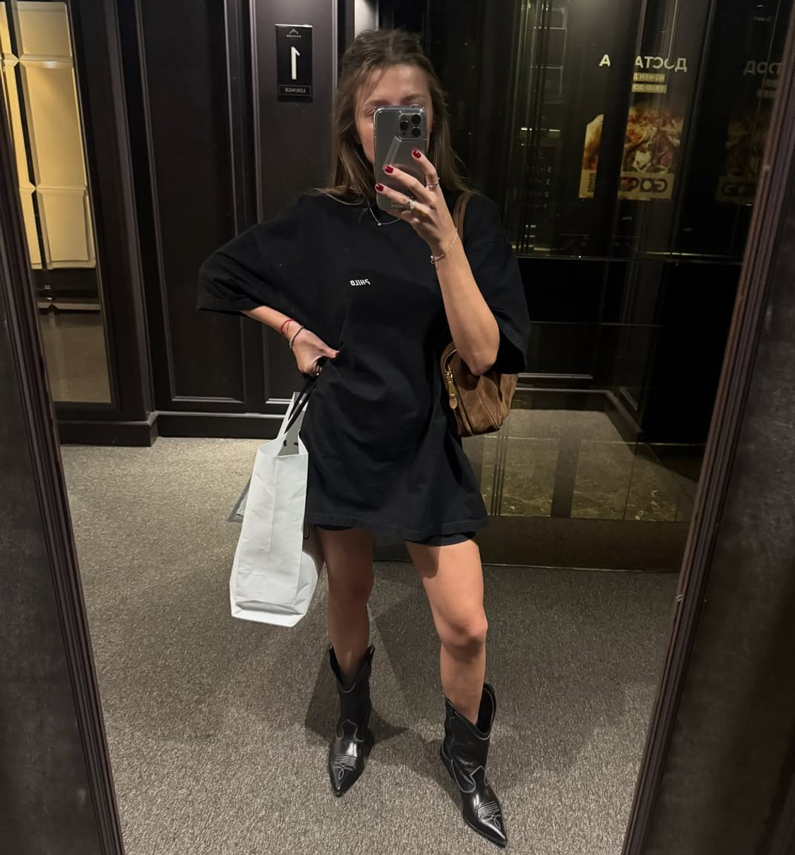 KOLA (співачка Кола) попозувала у міні та в ковбойках