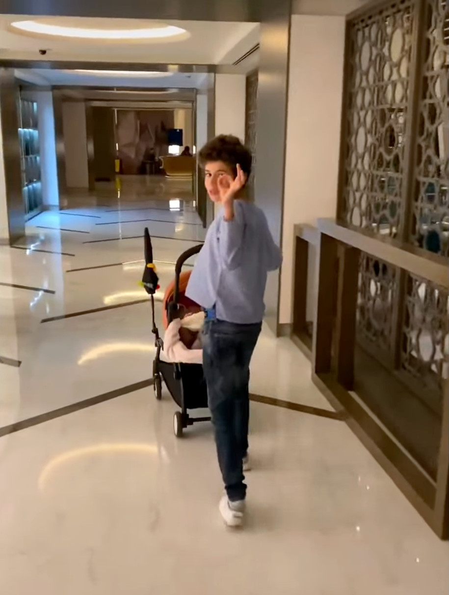 Санти Дімопулос архівними кадрами привітала сина від Джеджули з 17-річчям