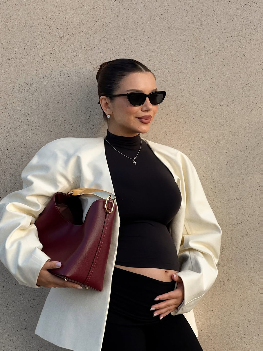 Образ із червоною сумкою