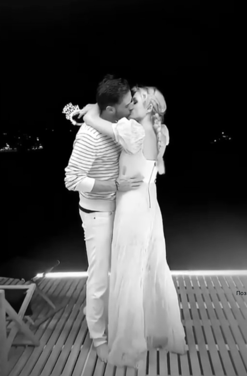 Періс Хілтон поцілувалася з чоловіком на відео